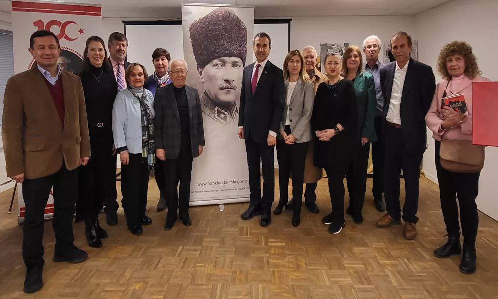 Dr. Naim Babüroğlu, Frankfurt’ta Atatürk ve Cumhuriyet’i anlattı