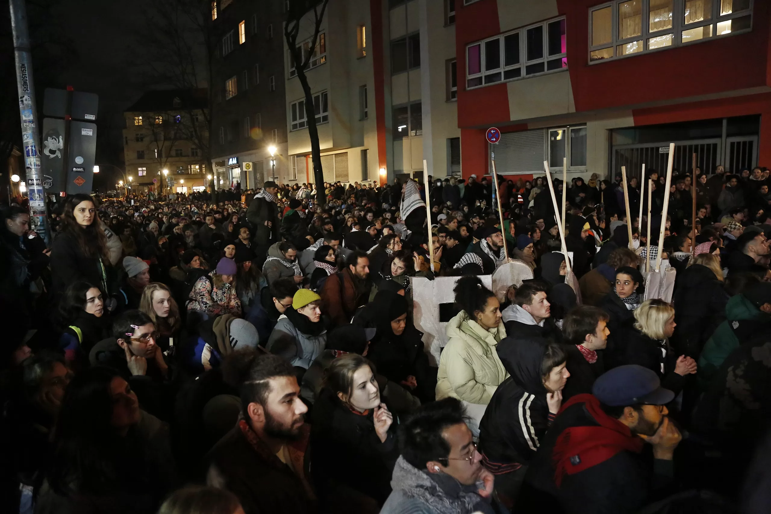 Berlin’de binlerce kişi Hanau’da katledilenleri andı